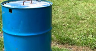 原っぱにある青いドラム缶