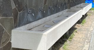 沢山の蛇口がある手洗い場