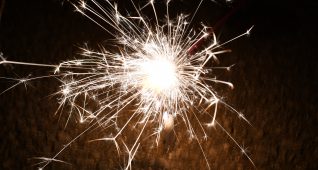 火をつけたばかりの手持ち花火