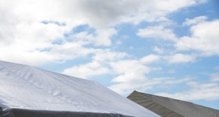 テント越しの空