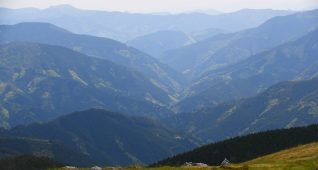 壮大な山々の風景