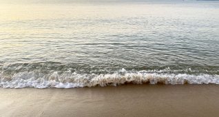 夕暮れの波打ち際