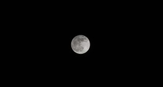 真っ暗な夜空に光る満月