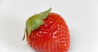 お皿に乗った一粒の苺