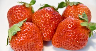 お皿に乗ったたくさんの苺