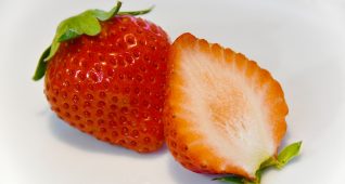 お皿に乗った苺とカットされた苺