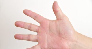 パーを出した男性の手