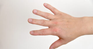 手の甲を見せる男性の手