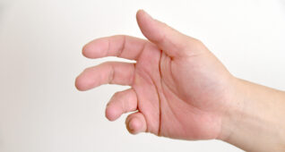 つかみかけの男性の手