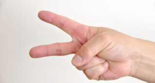 チョキを出した男性の手