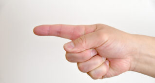 指差す男性の手