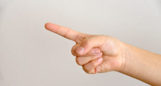 指差す子供の手