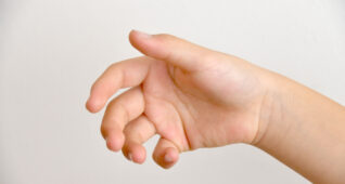 つかみかけの子供の手