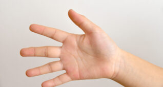 パーを出した子供の手