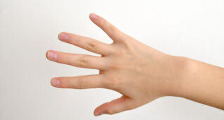 手の甲を見せる女の子の手