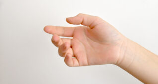 つかみかけの女の子の手