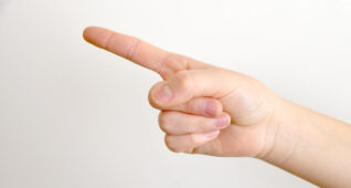 指を指す女の子の手