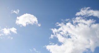 見上げる昼の空