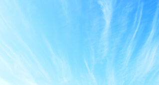 薄い雲のかかった空