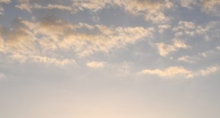 薄い雲がかかる夕暮れの空