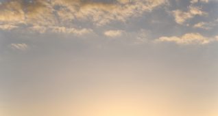薄い雲がかかる夕暮れの空2