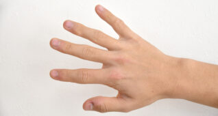 手の甲を見せる男の子の手