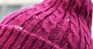 ニット帽に降る雪