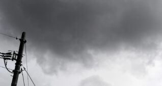 電信柱と曇り空