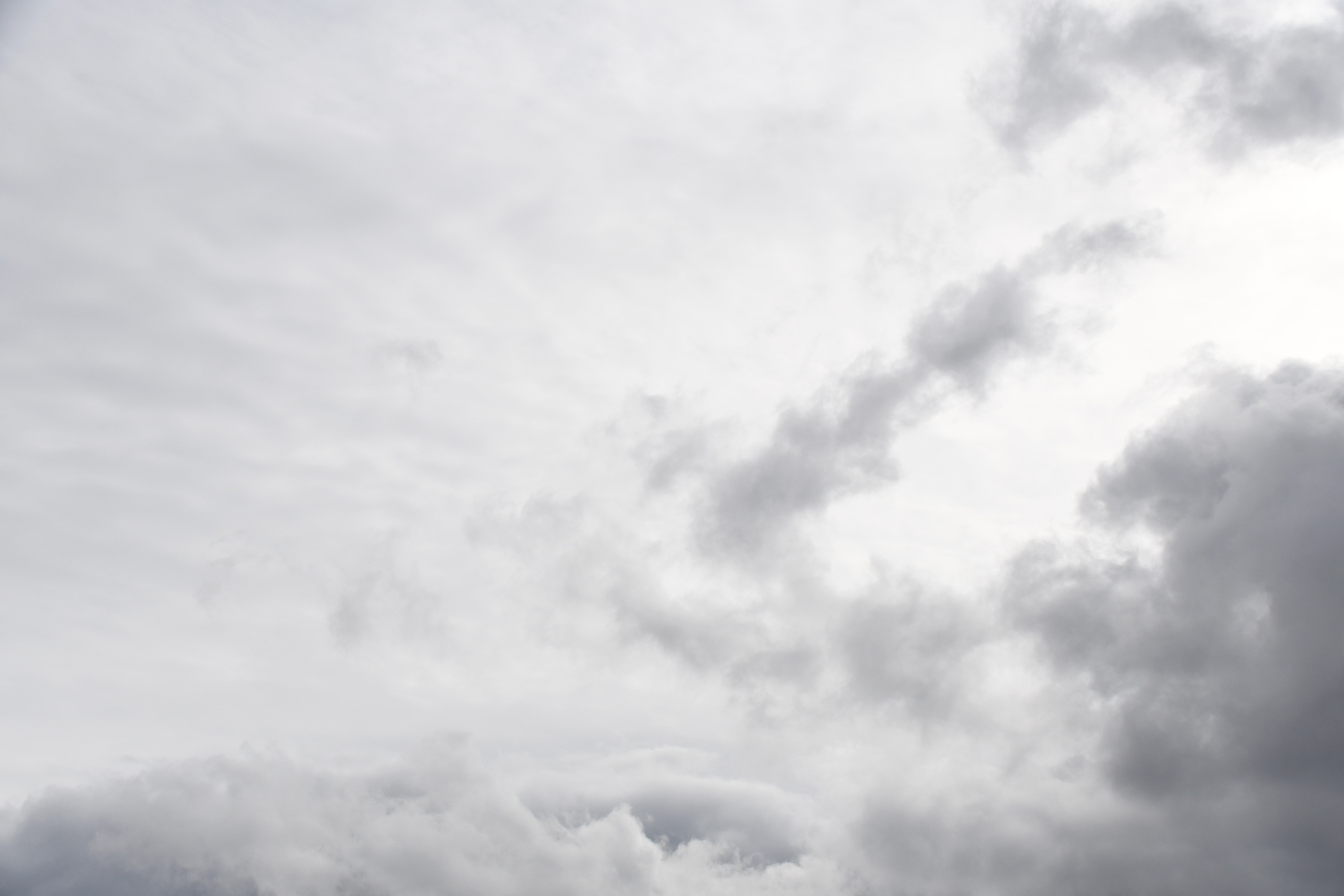 薄い雲の曇り空