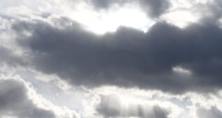 厚い雲の間から差し込む光