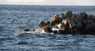 消波ブロックにあたる波