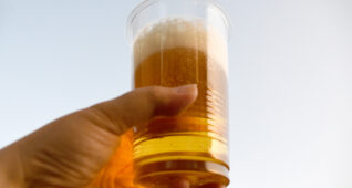 バーベキューで乾杯