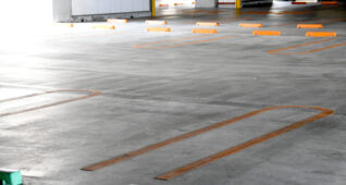 ひとけのない駐車場1