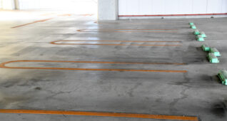 ひとけのない駐車場2