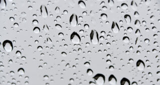 ガラス越しに見る雨の雫1