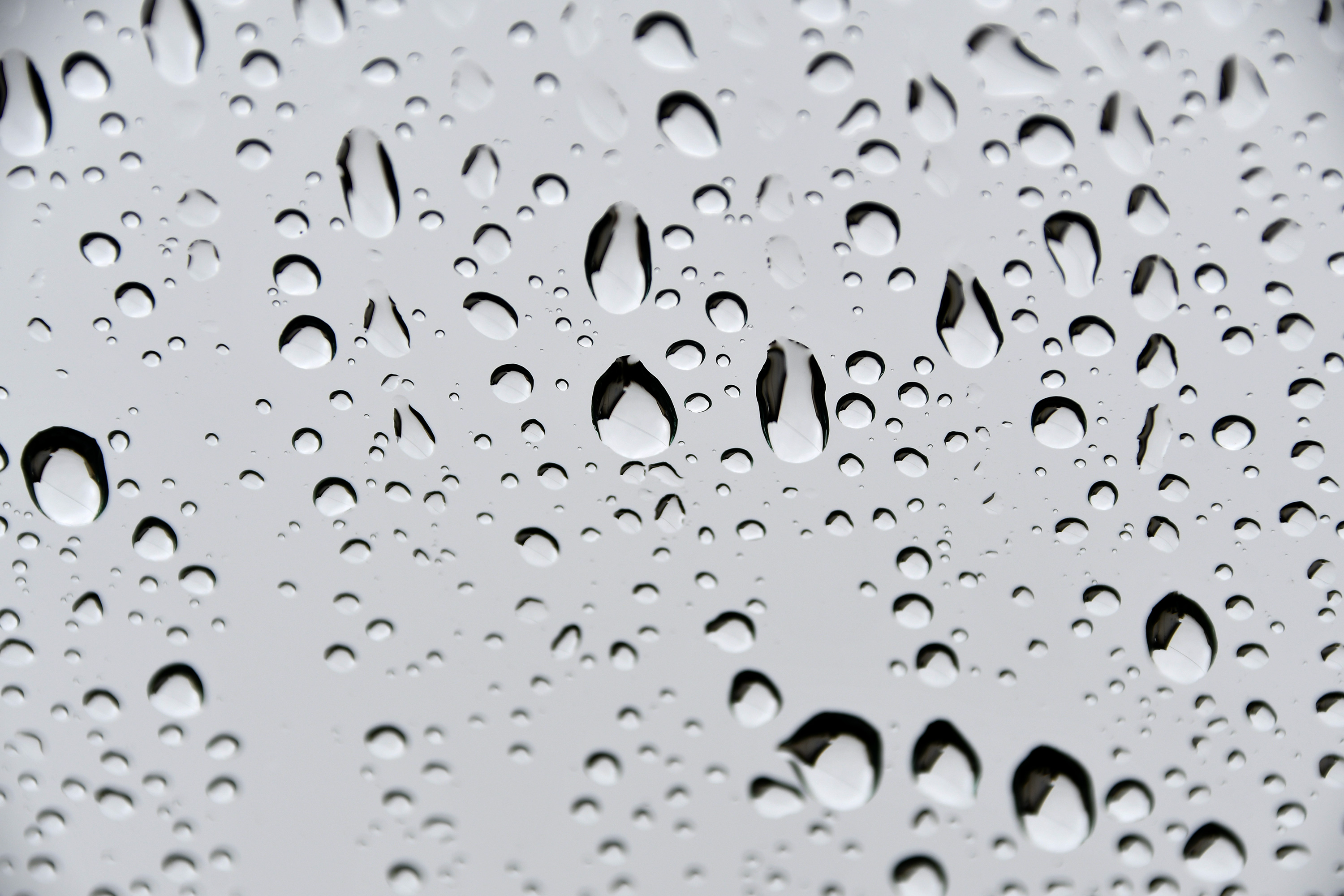 ガラス越しに見る雨の雫1