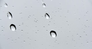 ガラス越しに見る雨の雫2