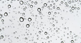 ガラス越しに見る雨の雫3