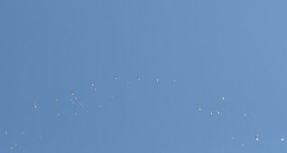 空に飛び散る水の雫