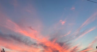 ピンク色の空と電線