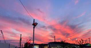 ピンク色の空に包まれる駅前