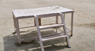 運動場にある朝礼台