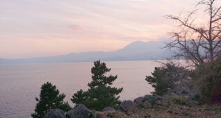 薄いピンク色に染まる空と海