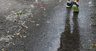雨上がりの水たまりにうつる子供