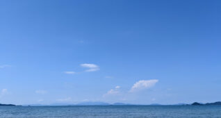 夏の青い空と青い海