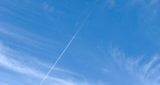 夏空に1本の飛行機雲