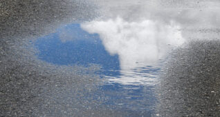 水たまりに映る青い空
