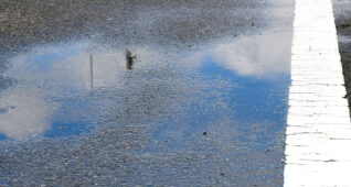 水たまりに映る青い空1