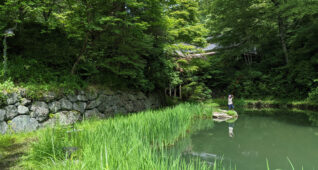 溜め池で釣りをする男の子1