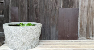 木の台に置かれた石の金魚鉢